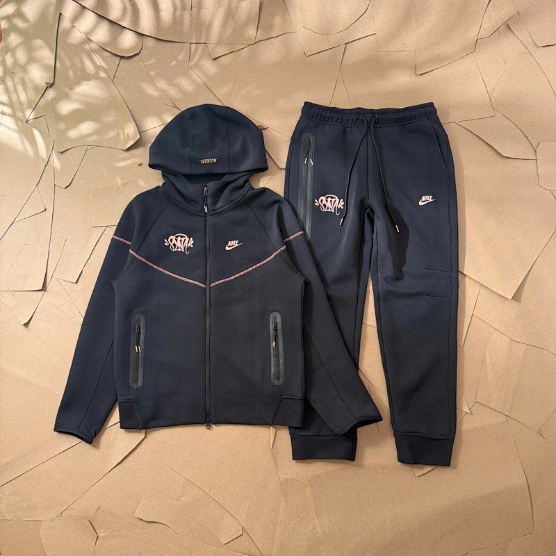 NIKE